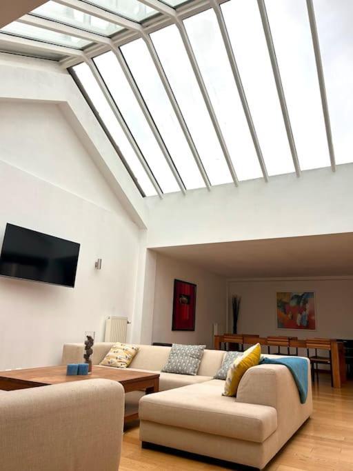 Down Town Spacious Duplex With Private Parking & Game Room Брюссель Экстерьер фото