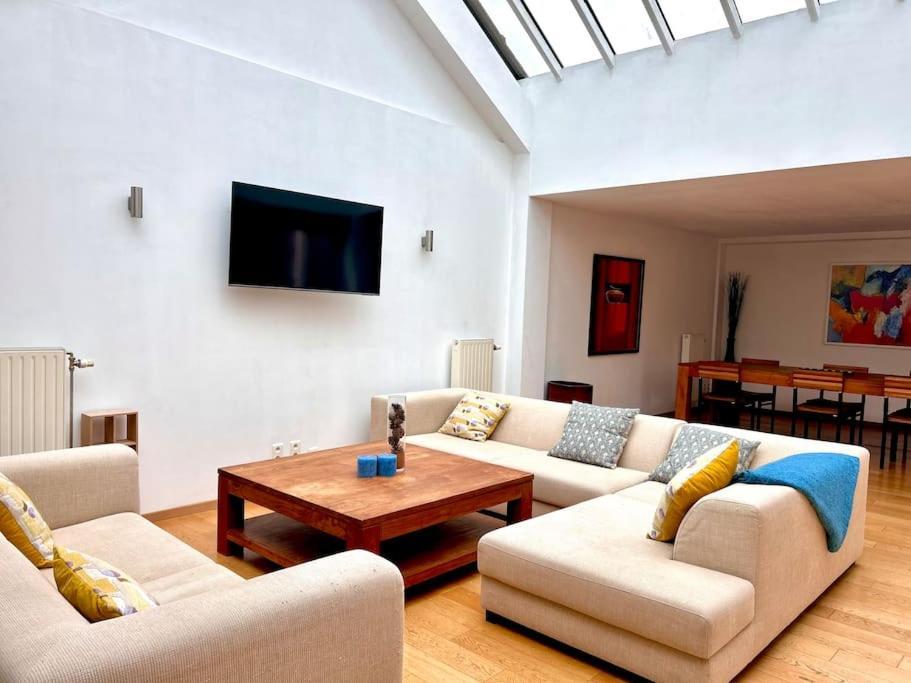 Down Town Spacious Duplex With Private Parking & Game Room Брюссель Экстерьер фото
