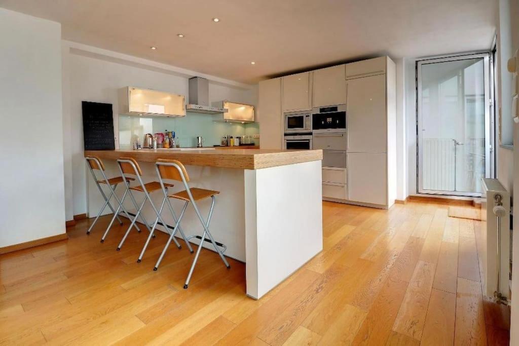 Down Town Spacious Duplex With Private Parking & Game Room Брюссель Экстерьер фото